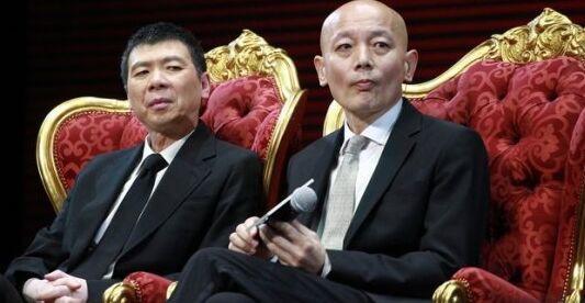 成功的男人背后一定有个了不起的女人,而冯小刚背后站着四个男人