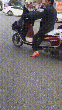 搞笑gif:大哥,快跑吧,嫂子光着脚丫子追来了