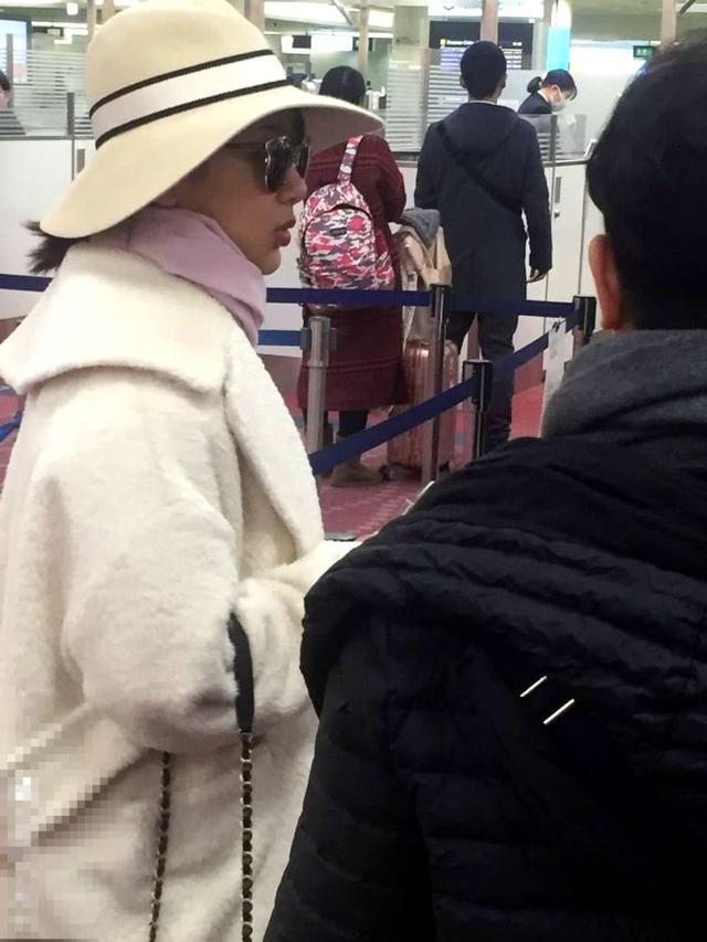 网友日本机场偶遇杨紫带父母旅行，她圆润了不少但胶原蛋白很足！