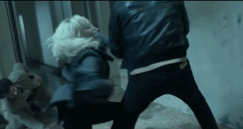 最后他连插了几下之后一个过肩摔就把对方扔了下去.