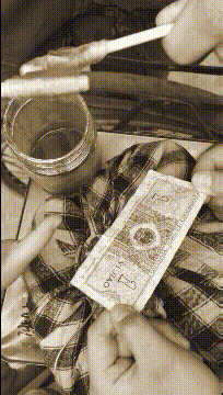 搞笑gif:爱恨就在一瞬间.