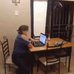 搞笑gif: 妹子,味道如何呀,请注意这是公共场合