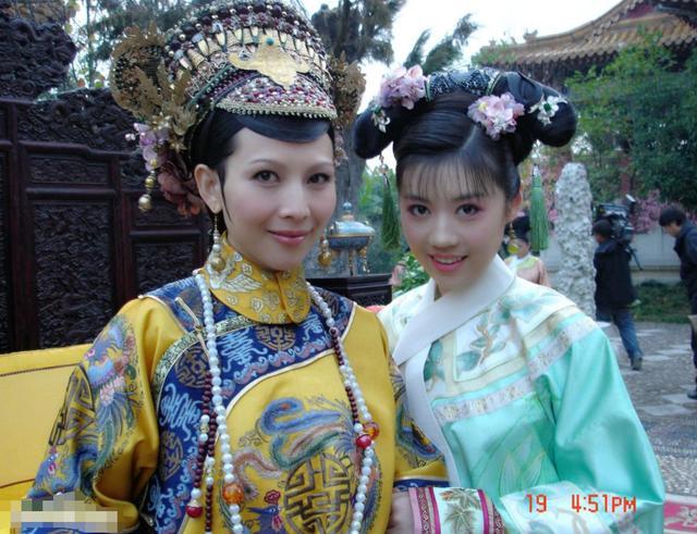 《暖春》爷孙再聚首,小花齐如意亭亭玉立,92岁爷爷坐轮椅