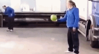 爆笑gif图:合租学妹借我200元,只还了131,后来才知道