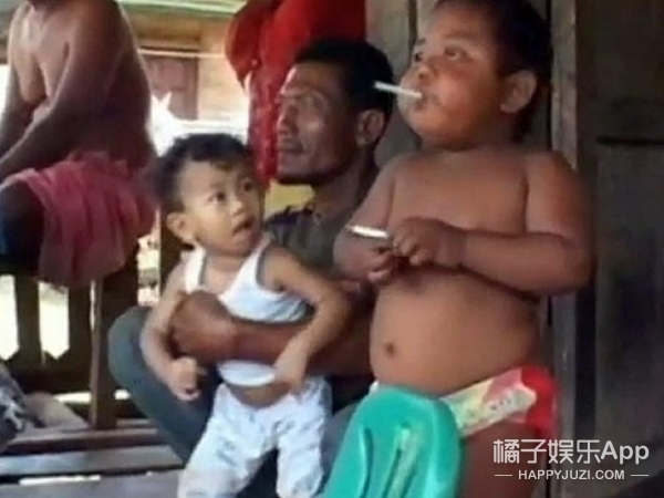 还记得那个2岁就成老烟枪的小男孩吗他现在变这样了