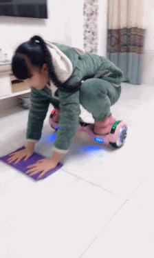 爆笑gif:1,2,3走你!哎呦我去,一个没碰到啊