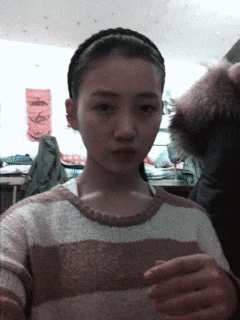 搞笑gif: 二哈你也太挑食了,花菜难道会毒死人吗?