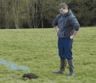 搞笑gif:不要紧,大家就当没看见好吧