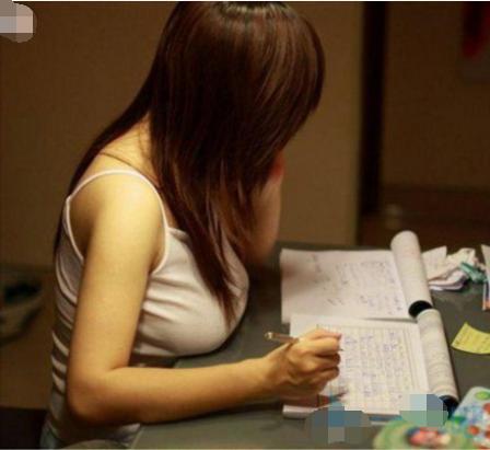 美女下次弯腰的时候能看下吗你一弯腰我看得清清楚楚都不好意思了