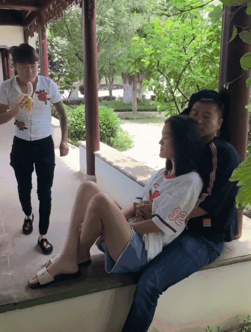 哥们, 这生死关头了, 还玩得那么开心啊
