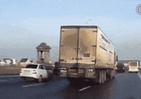 搞笑gif: 大哥, 你这碰瓷也太拼了吧