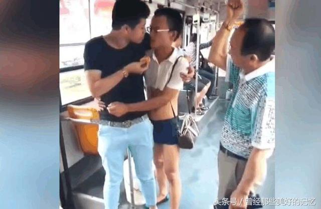 公交车上一对90后情侣疯狂虐狗,旁边大爷不作声,看到眼神亮了!