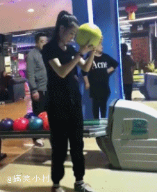 搞笑gif图:保龄球竟然临阵脱逃,此刻妹子也是很无奈了