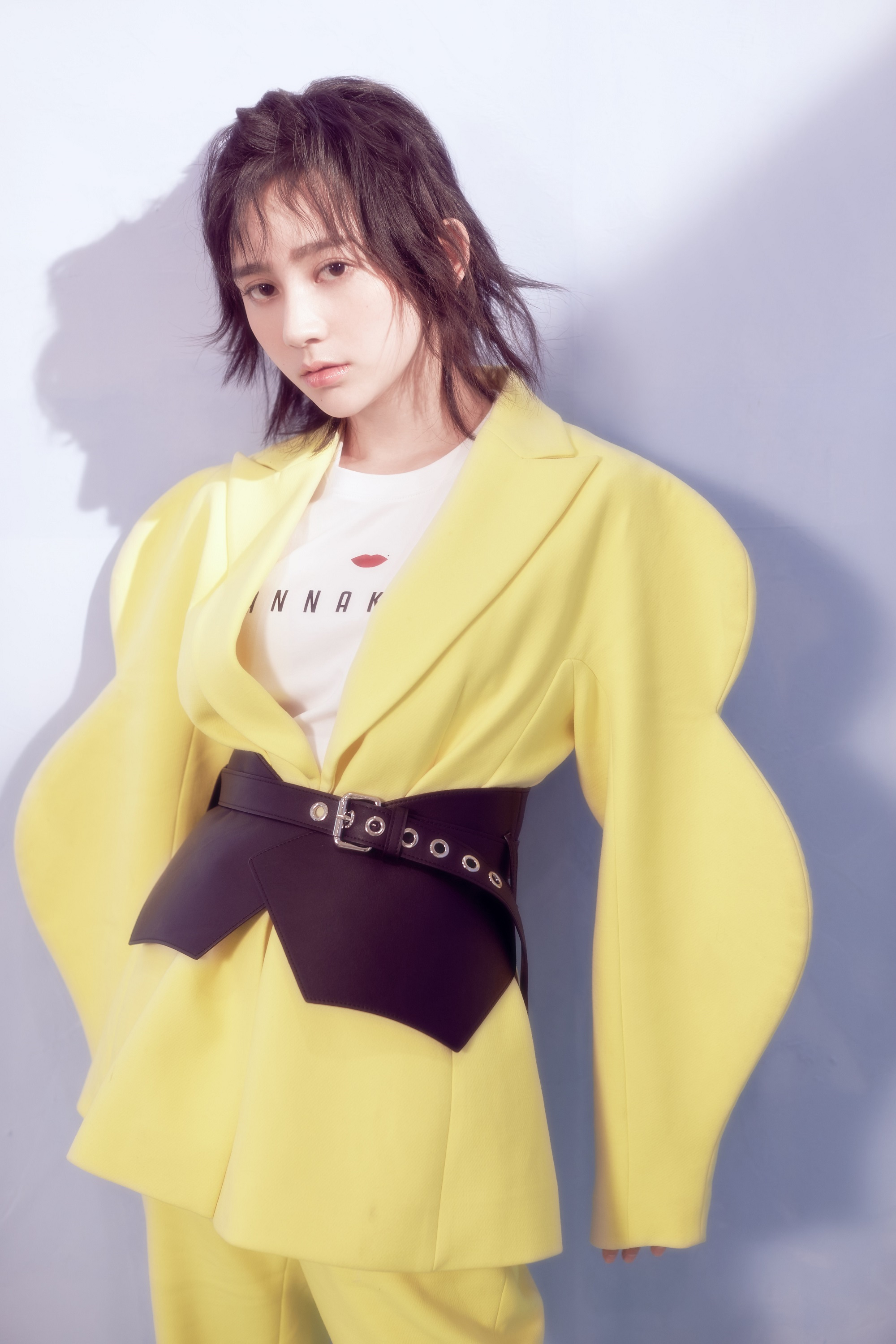 刘凡春日写真酷范儿十足 个性短发出镜展