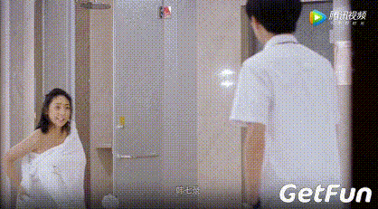 比如:妈妈进来了,管家老韩不小心打扰,电话铃响起了,或者……猫咪叫