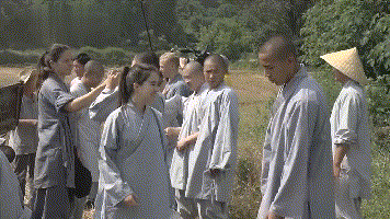 少林寺中来了女弟子,与多名男弟子一起劳作,场面十分融洽