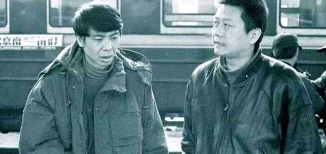 成功的男人背后一定有个了不起的女人,而冯小刚背后站着四个男人