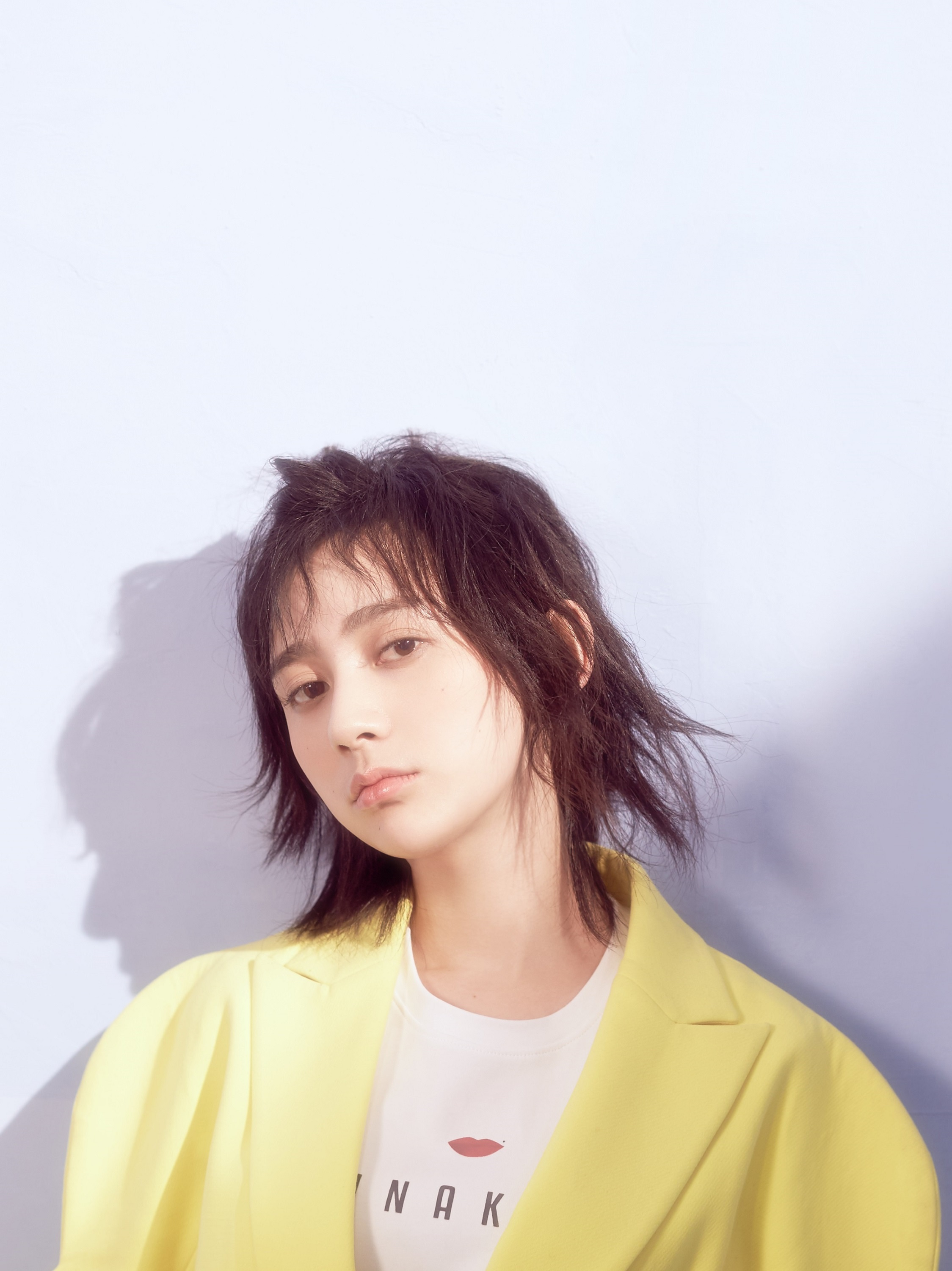 刘凡春日写真酷范儿十足 个性短发出镜展