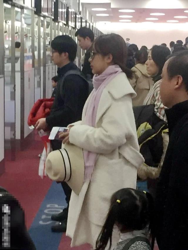 网友日本机场偶遇杨紫带父母旅行，她圆润了不少但胶原蛋白很足！