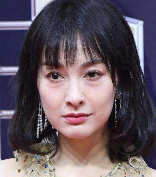 黄圣依吓人,巩俐老态尽显……离开了精修p图,这才是女