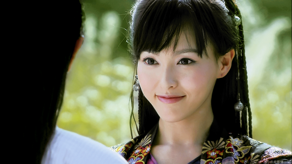 唐嫣在《仙剑奇侠传三》中饰演女三号紫萱,转身接拍《夏家三千金》就