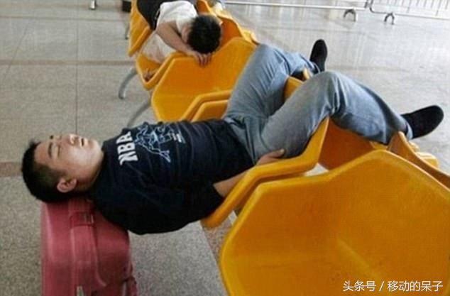 搞笑时刻:有这么一位睡姿奇葩的女朋友,你该如何是好?