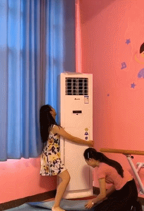 搞笑gif: 快别闹了,这还是那些拧不开瓶盖的女生吗?