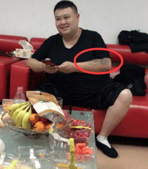 也有比较犀利的网友嘲笑道:这也值得大惊小怪,德云社班主郭德纲的身上