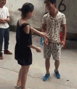 搞笑gif玩个滑梯咋还炸毛了