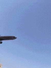 爆笑gif: 这位小哥的武功,把黑人兄弟都吓呆了
