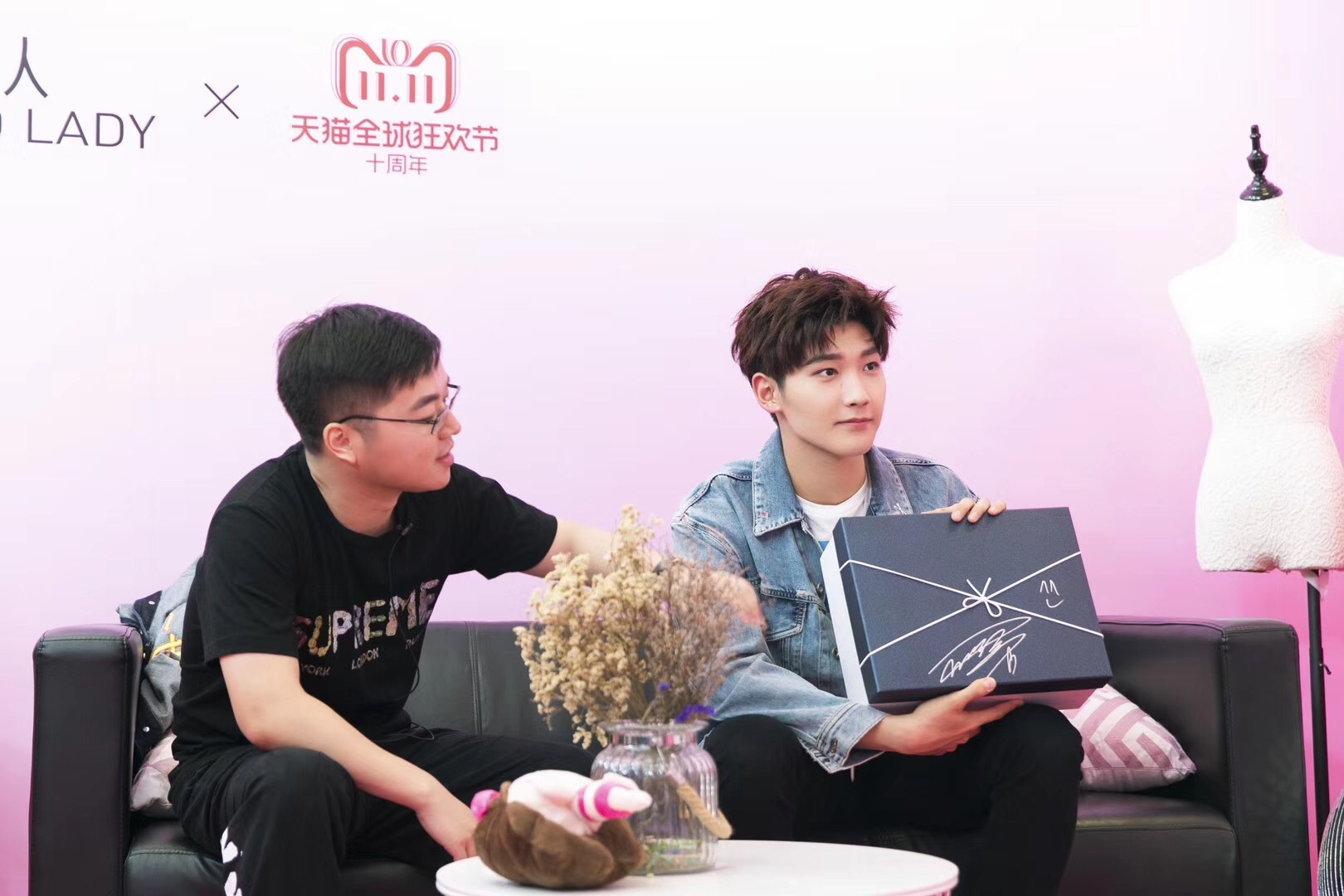 活动当日,邢昭林作为品牌代言人在直播中分享品牌设计概念.