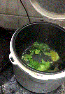搞笑gif: 开这车,得雇个看倒车镜的