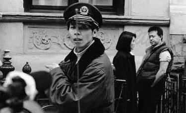 成功的男人背后一定有个了不起的女人,而冯小刚背后站着四个男人