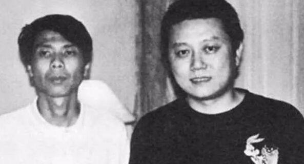 成功的男人背后一定有个了不起的女人,而冯小刚背后站着四个男人