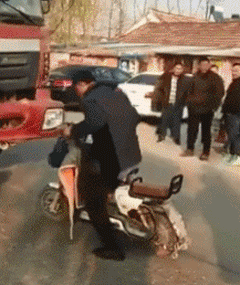 搞笑gif趣图:千万不要小看胖子,他们是身手也是很灵活