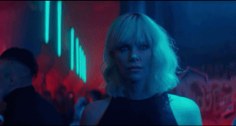 近期最爽动作片!42岁查理兹·塞隆《极寒之城》1人干翻6个壮汉