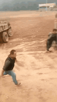 爆笑gif:啤酒套香烟,喝出了不一样的感觉