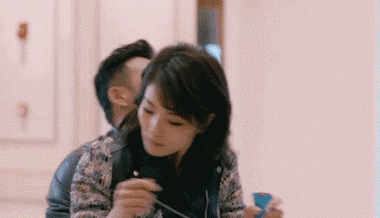 王珂晒与刘涛十指紧握照 感慨十年婚姻相伴点滴