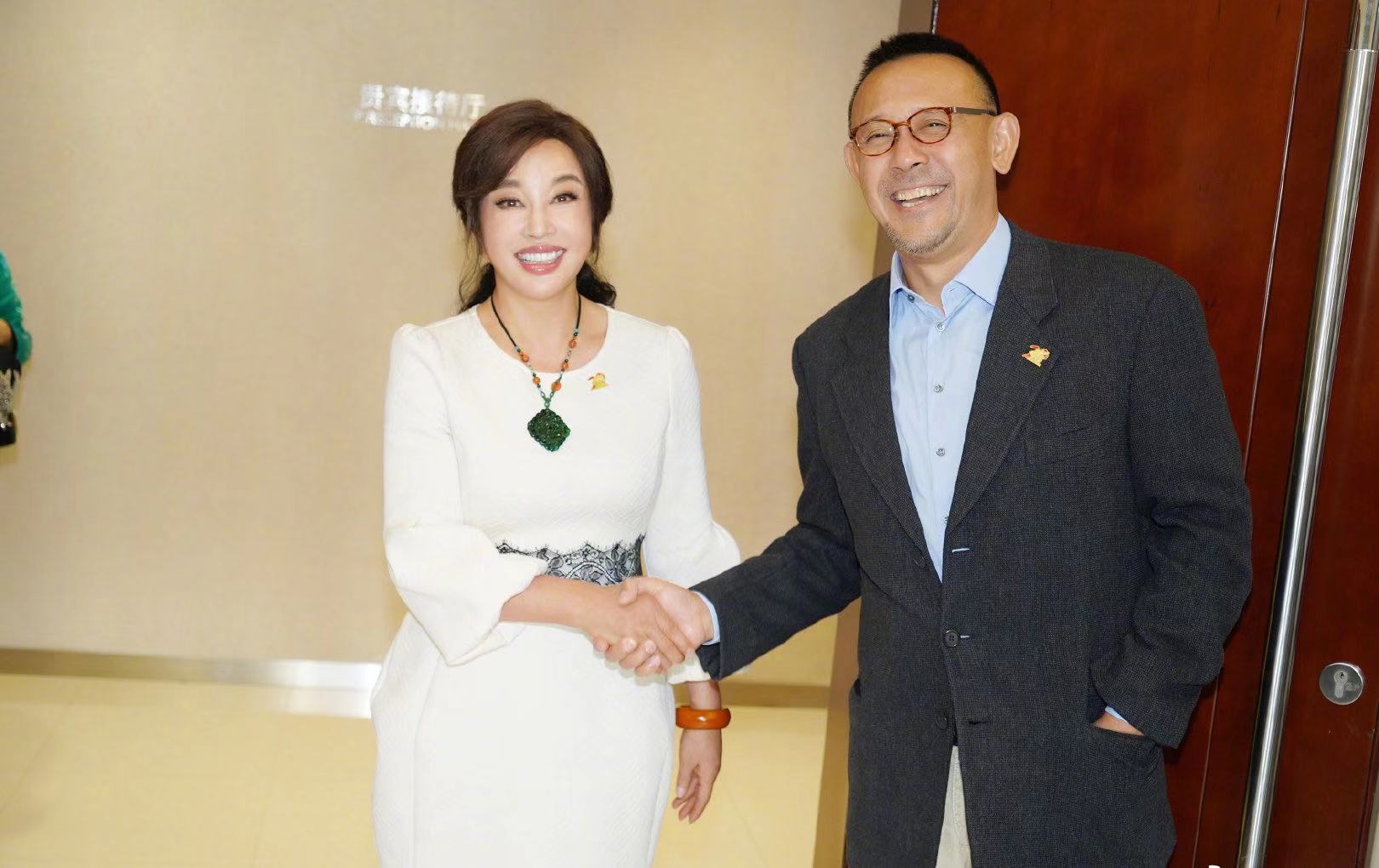 刘晓庆姜文25年后相见欢，不愧为娱乐圈女中豪杰，最好前任典范