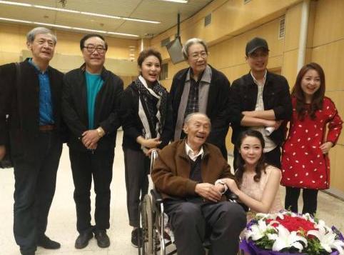 《暖春》爷孙再聚首,小花齐如意亭亭玉立,92岁爷爷坐轮椅