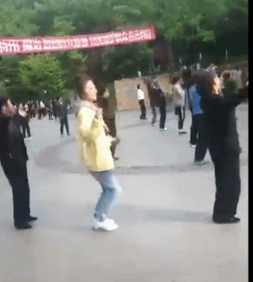 景甜与大妈们一起跳广场舞这画风真是跳转太快跟不上啊
