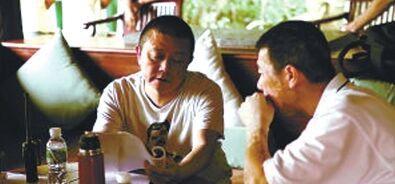 成功的男人背后一定有个了不起的女人,而冯小刚背后站着四个男人