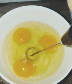 搞笑趣图gif:妹子,早上出门,你涂了有两斤粉吧?