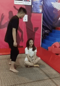 搞笑gif:我和我女神一起吃饭,你怎么跑来了
