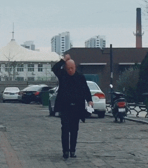 搞笑gif: 不要眨眼哦! 变身就是一瞬间