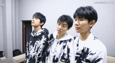 完了相差1岁的tfboys都有代沟了我是不是没资格爱了微笑