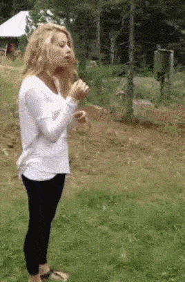 搞笑gif有美女美景相伴小伙子你能开心点吗