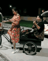 2,都说女司机不太靠谱,这开车不靠谱就算了,谁想到就连开个小三轮车都