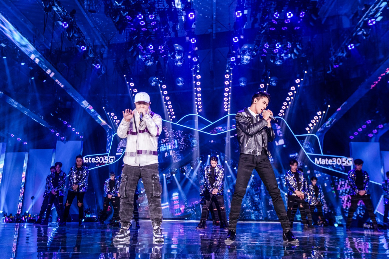 湖南卫视"11.11嗨爆夜"那吾克热搭档许魏洲,再唱《飘向北方》撼动人心