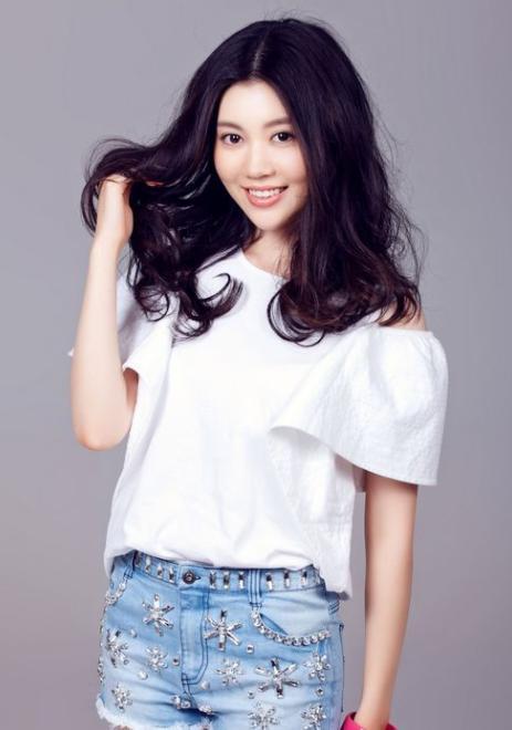 《暖春》爷孙再聚首,小花齐如意亭亭玉立,92岁爷爷坐轮椅